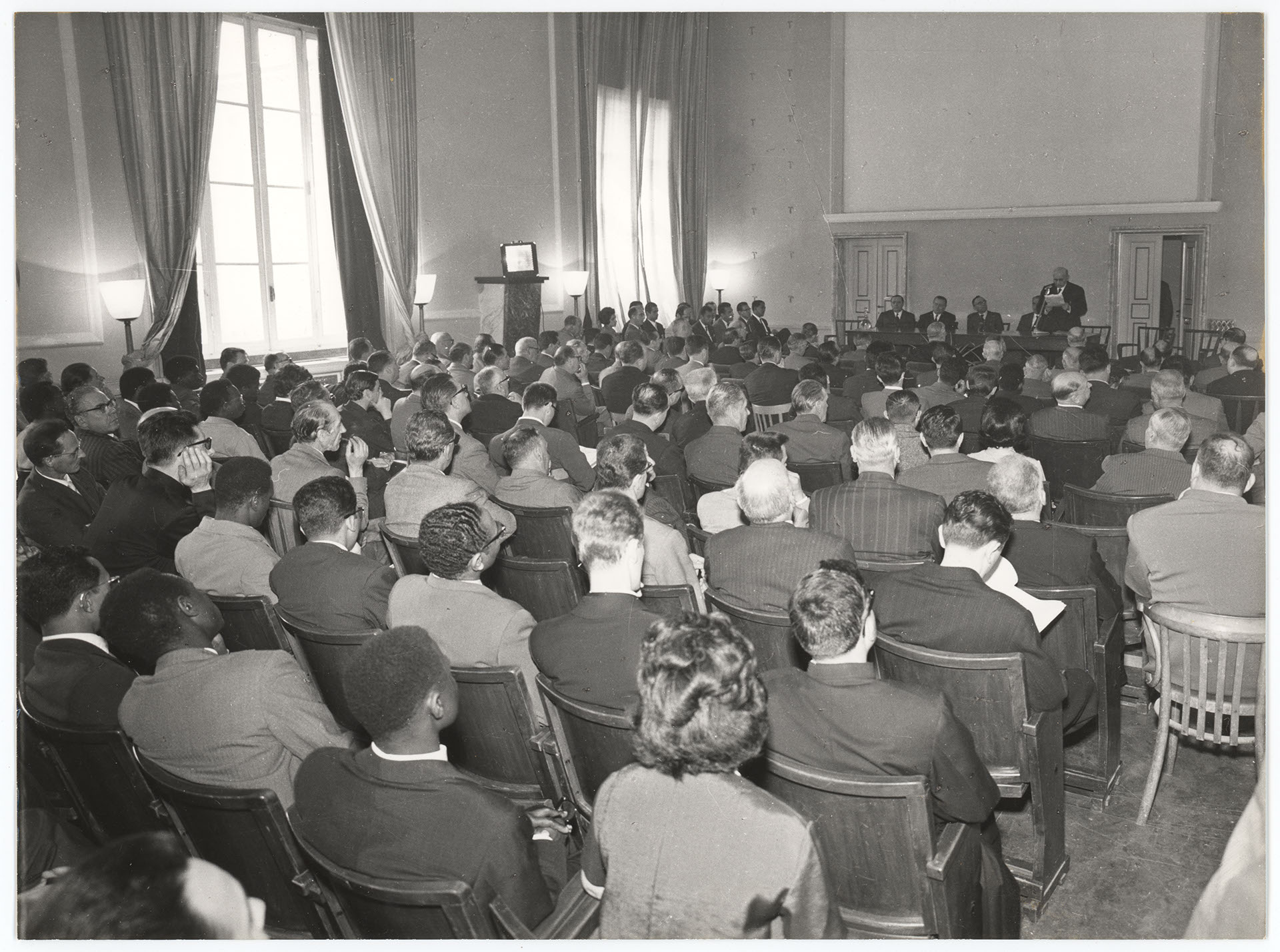 Vista desde los asistentes hacia acto público. Fernando May Colvin