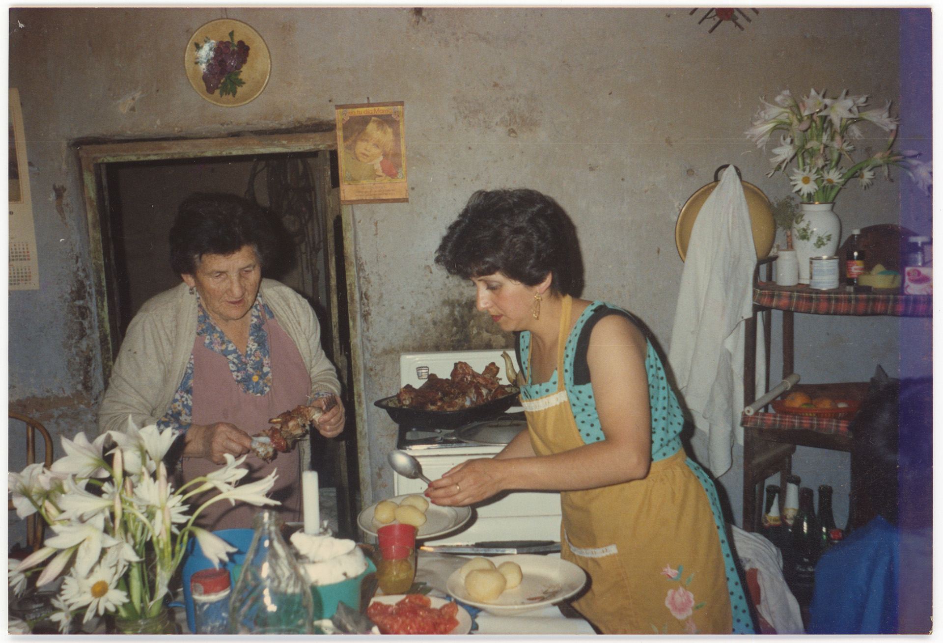 Fotografía De Preparativos En Cena Familiar.