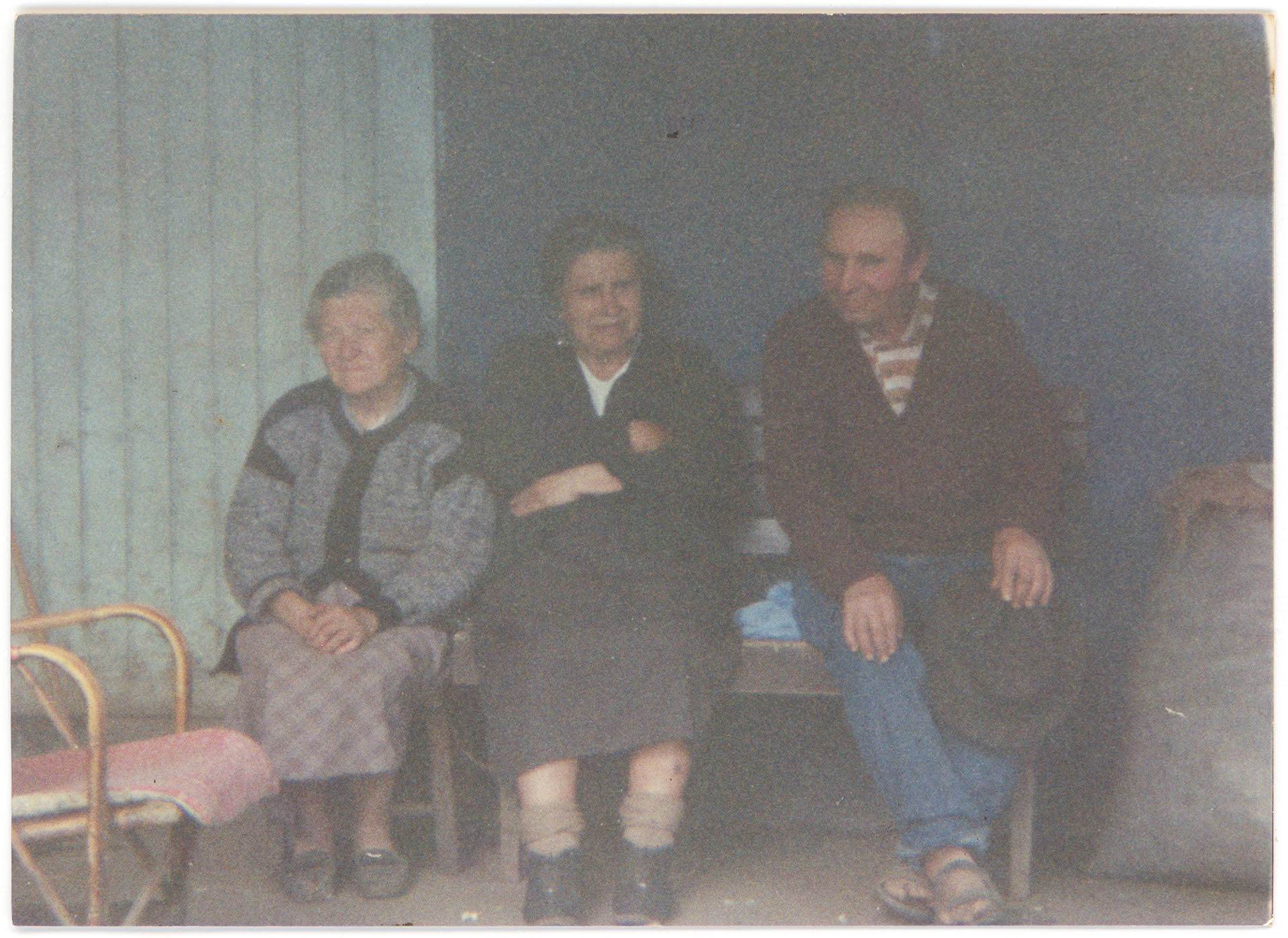 Retrato de Familia y vecinos visitando a Juana Cuevas. Nancy Saldías